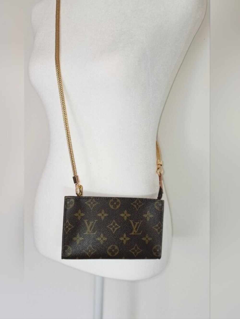 100% Authentic Louis Vuitton Monogram Pouch With Added Chain - Picture 6 of 13
